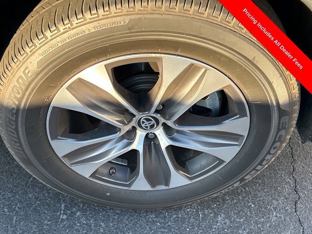 Used 2020 Toyota Highlander XLE FWD image 2