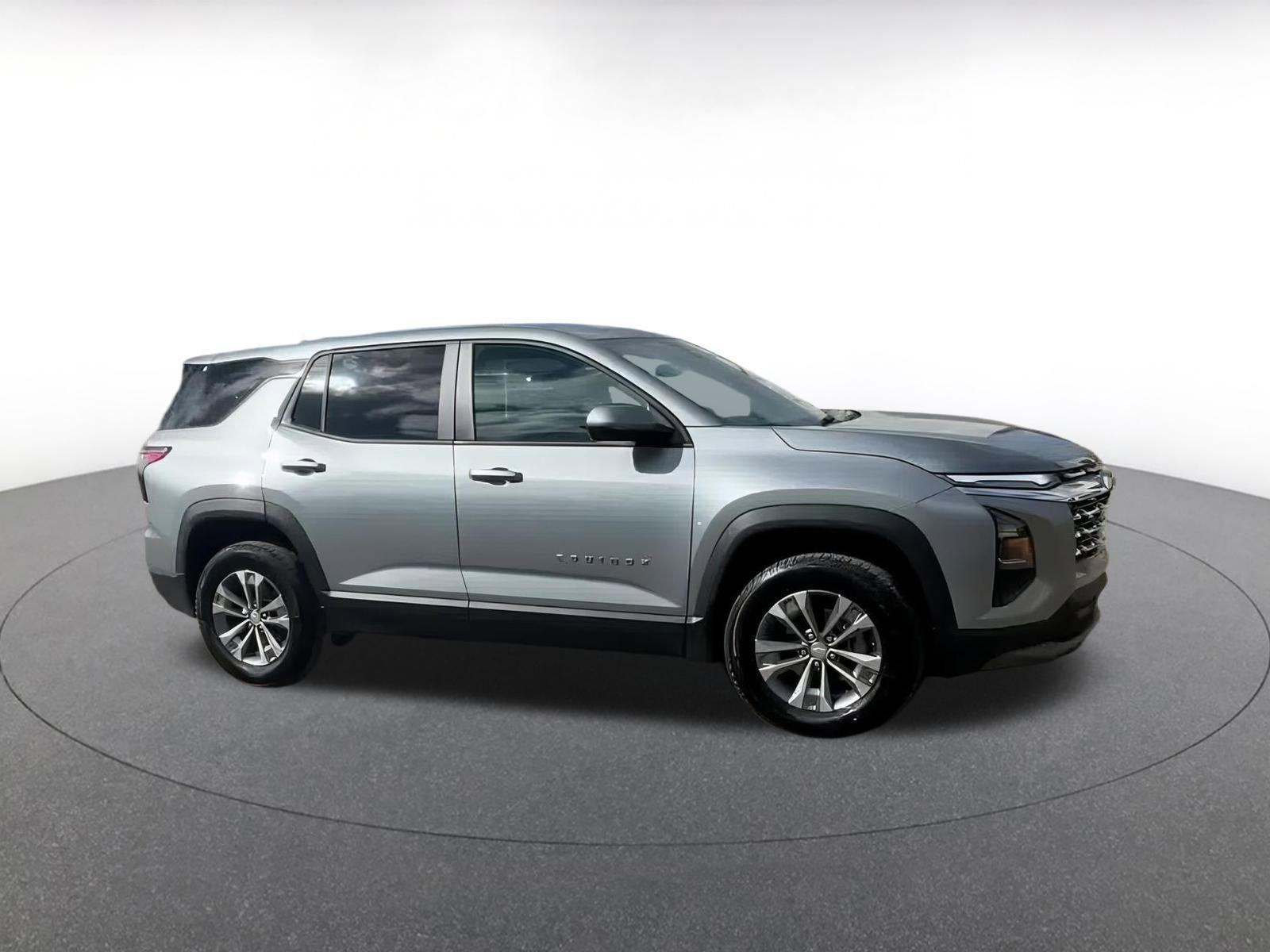 Used 2025 Chevrolet Equinox LT image 2