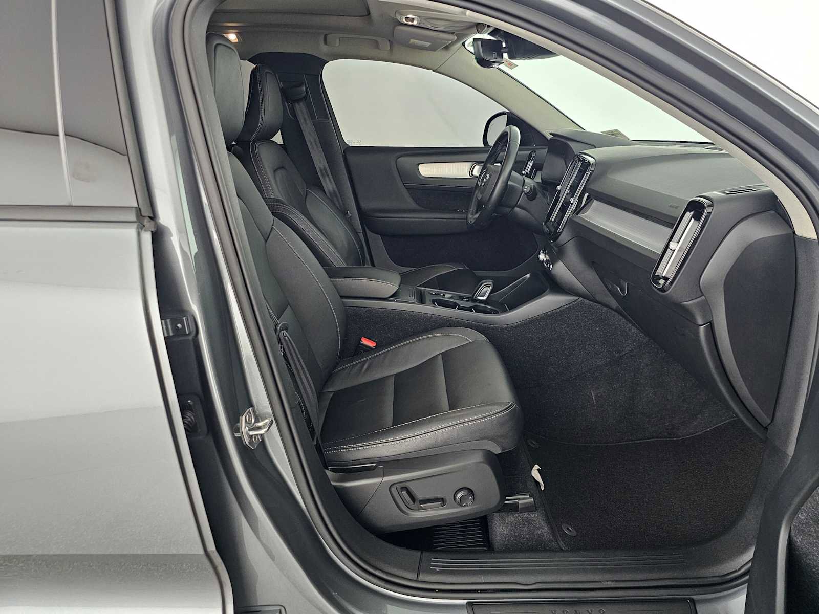 Used 2019 Volvo XC40 T5 Momentum image 10