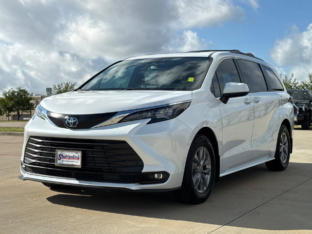 Used 2025 Toyota Sienna XLE FWD image 3