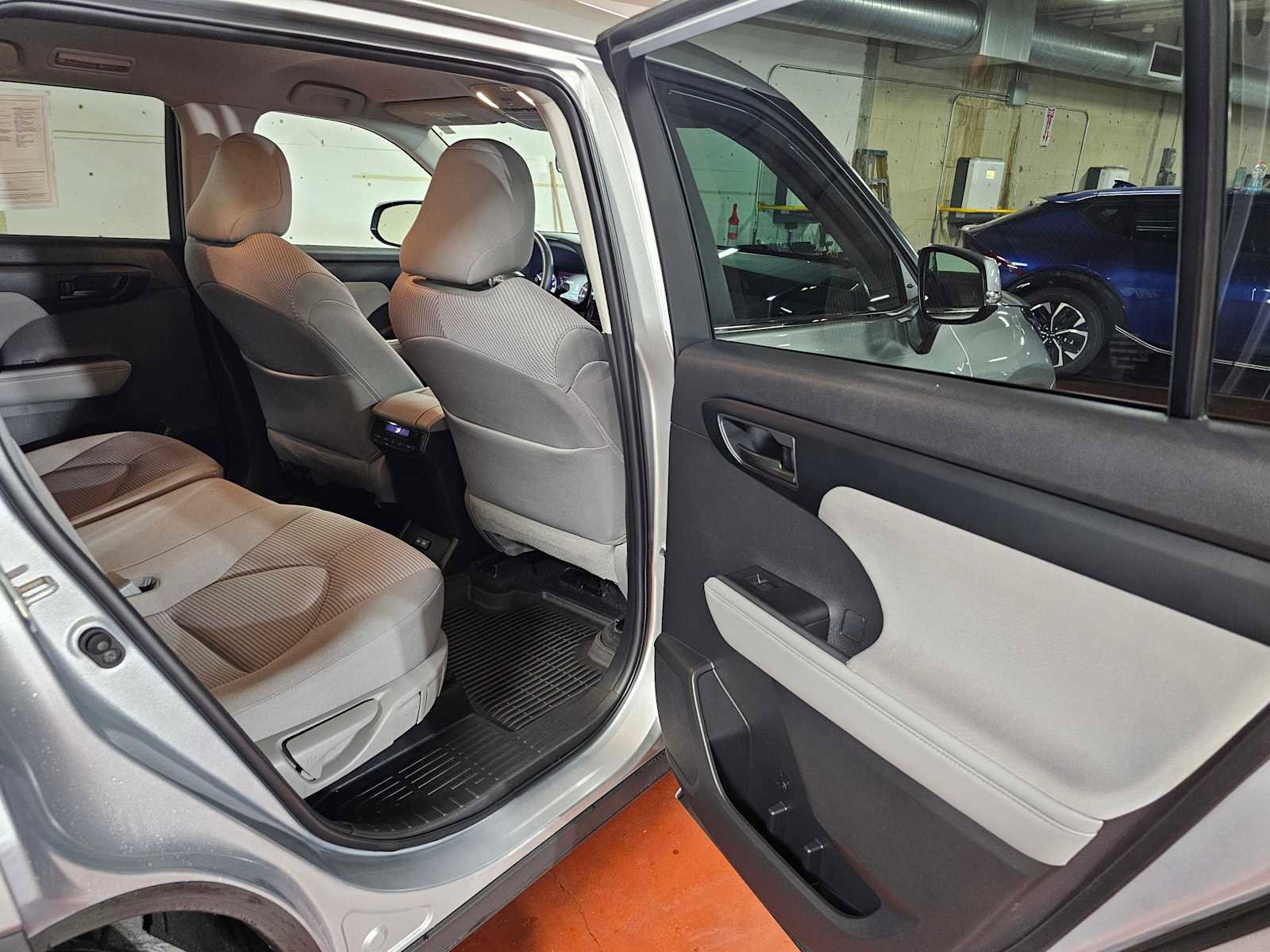 Used 2023 Toyota Highlander LE image 13