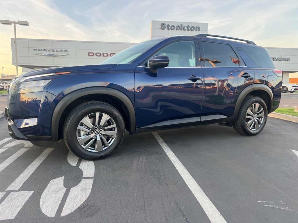 Used 2025 Nissan Pathfinder SV image 1