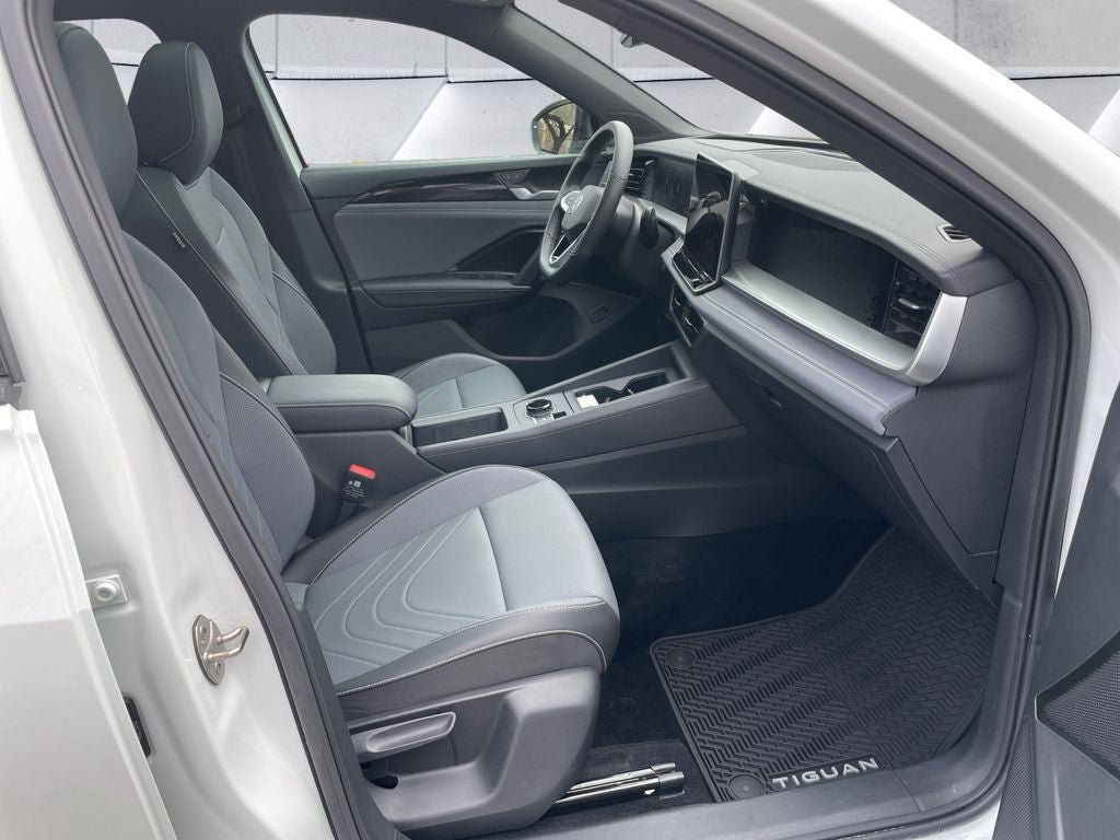 Used 2025 Volkswagen Tiguan SE R-Line AWD/4WD image 17