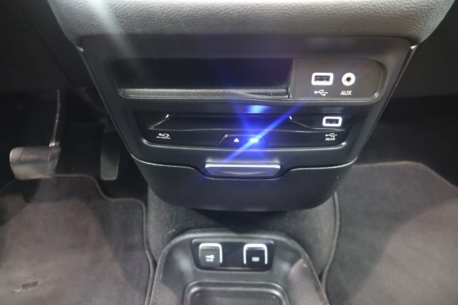 Used 2019 Chrysler Pacifica Limited w/ Tire & Wheel Group FWD image 35