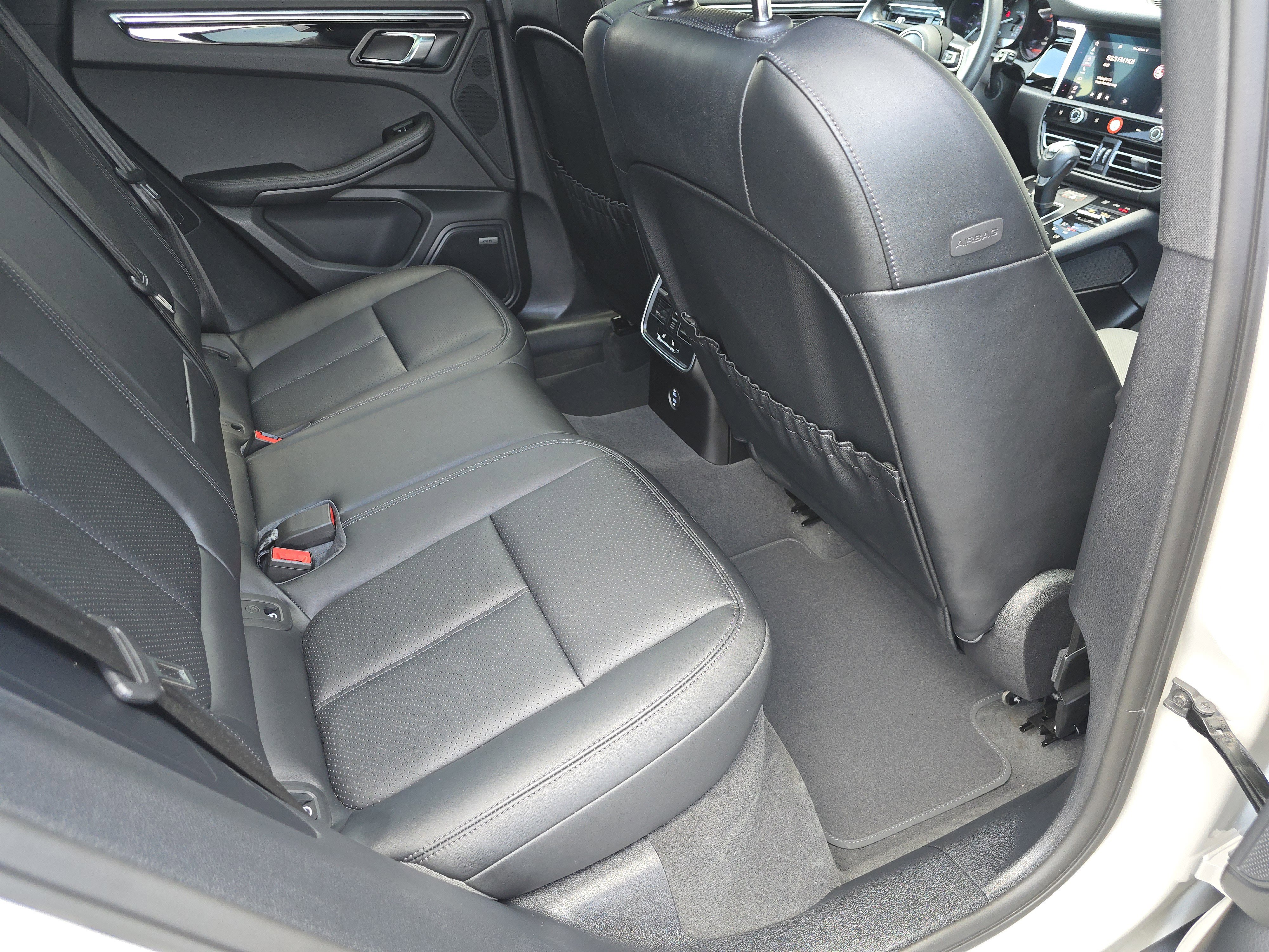 Certified 2025 Porsche Macan image 14