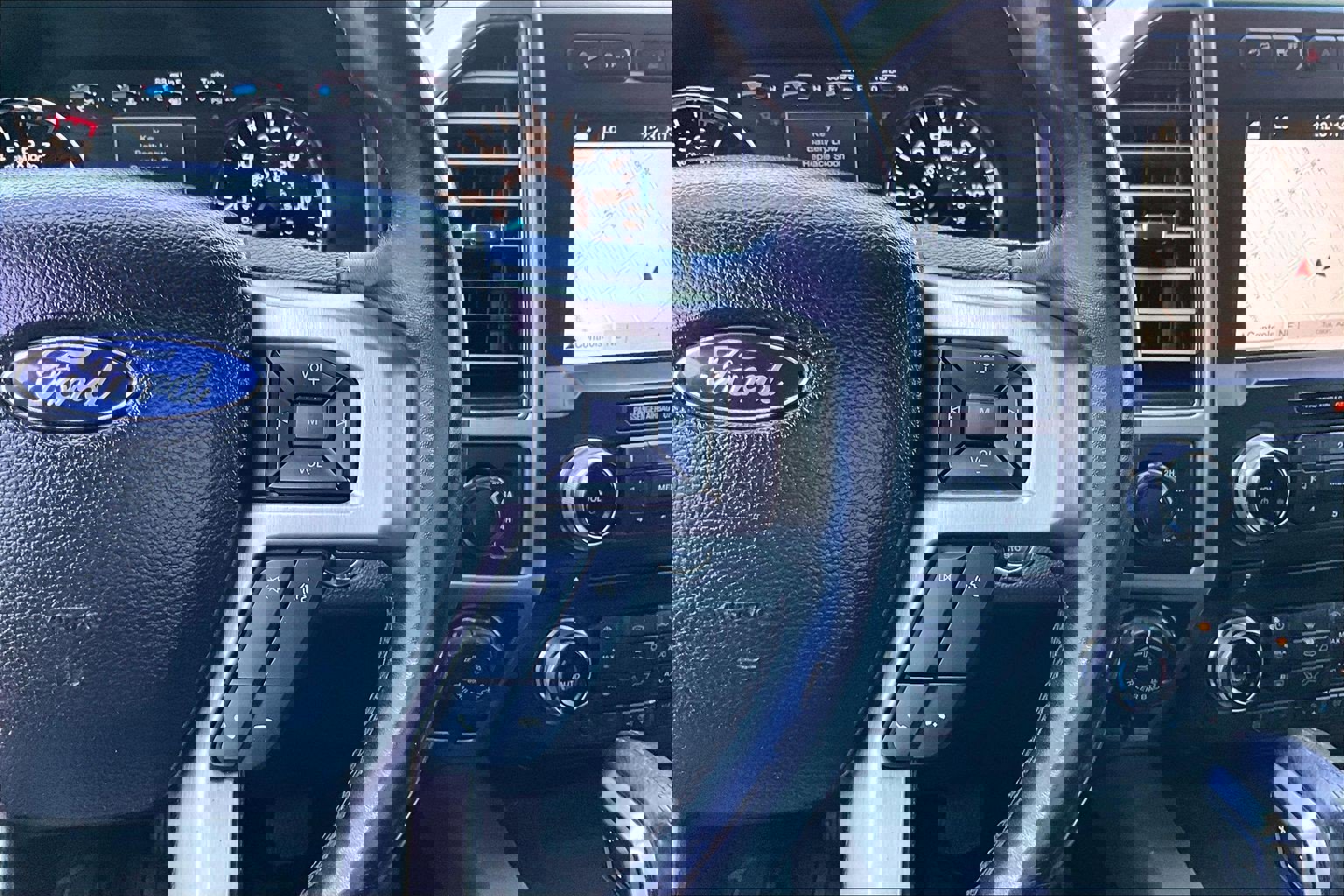 Used 2017 Ford F150 Platinum w/ Equipment Group 701A Luxury AWD/4WD image 19