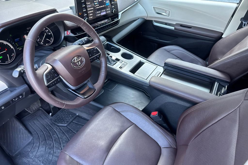 Certified 2023 Toyota Sienna Platinum image 9
