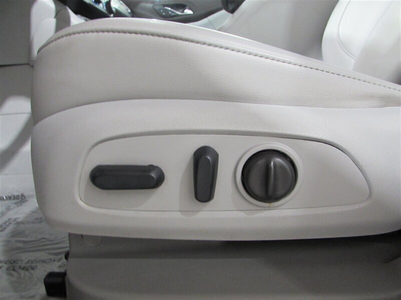 Used 2023 GMC Acadia SLT AWD/4WD image 40