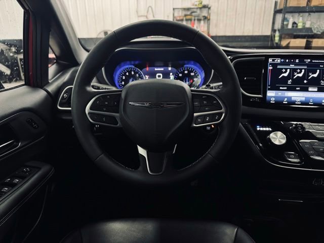 Used 2025 Chrysler Pacifica Select FWD image 29