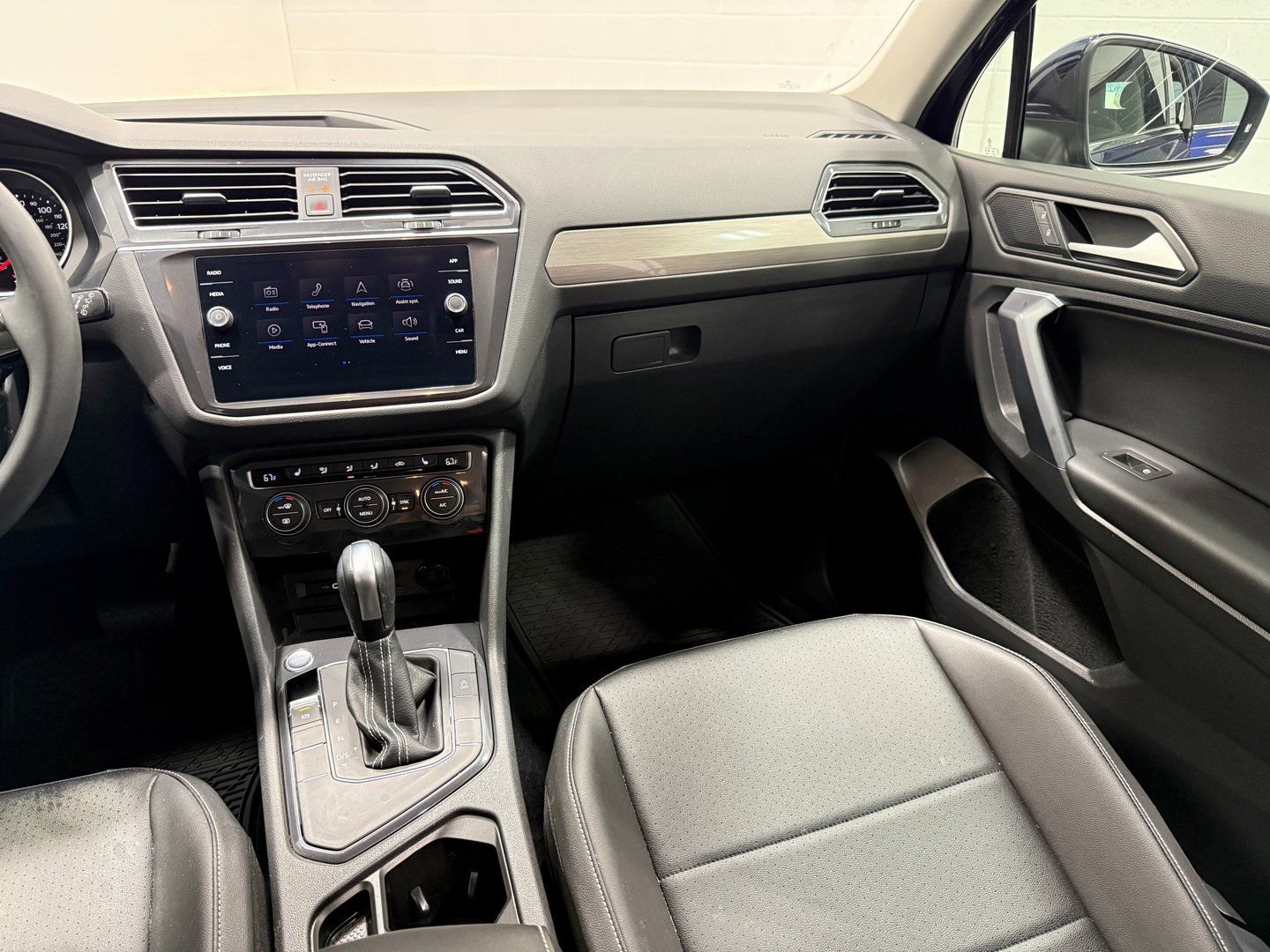 Used 2021 Volkswagen Tiguan SE image 41