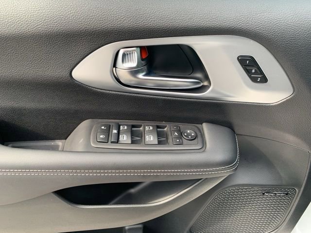 New 2026 Chrysler Pacifica Limited w/ Uconnect Theater Family Group image 9
