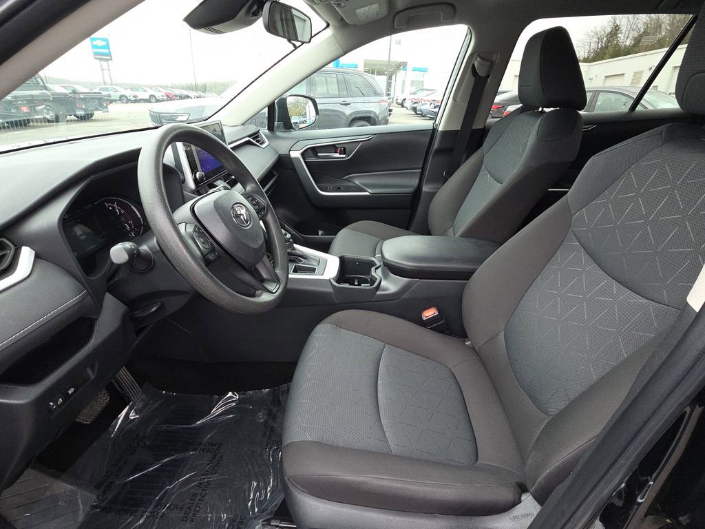 Used 2025 Toyota RAV4 XLE FWD image 15