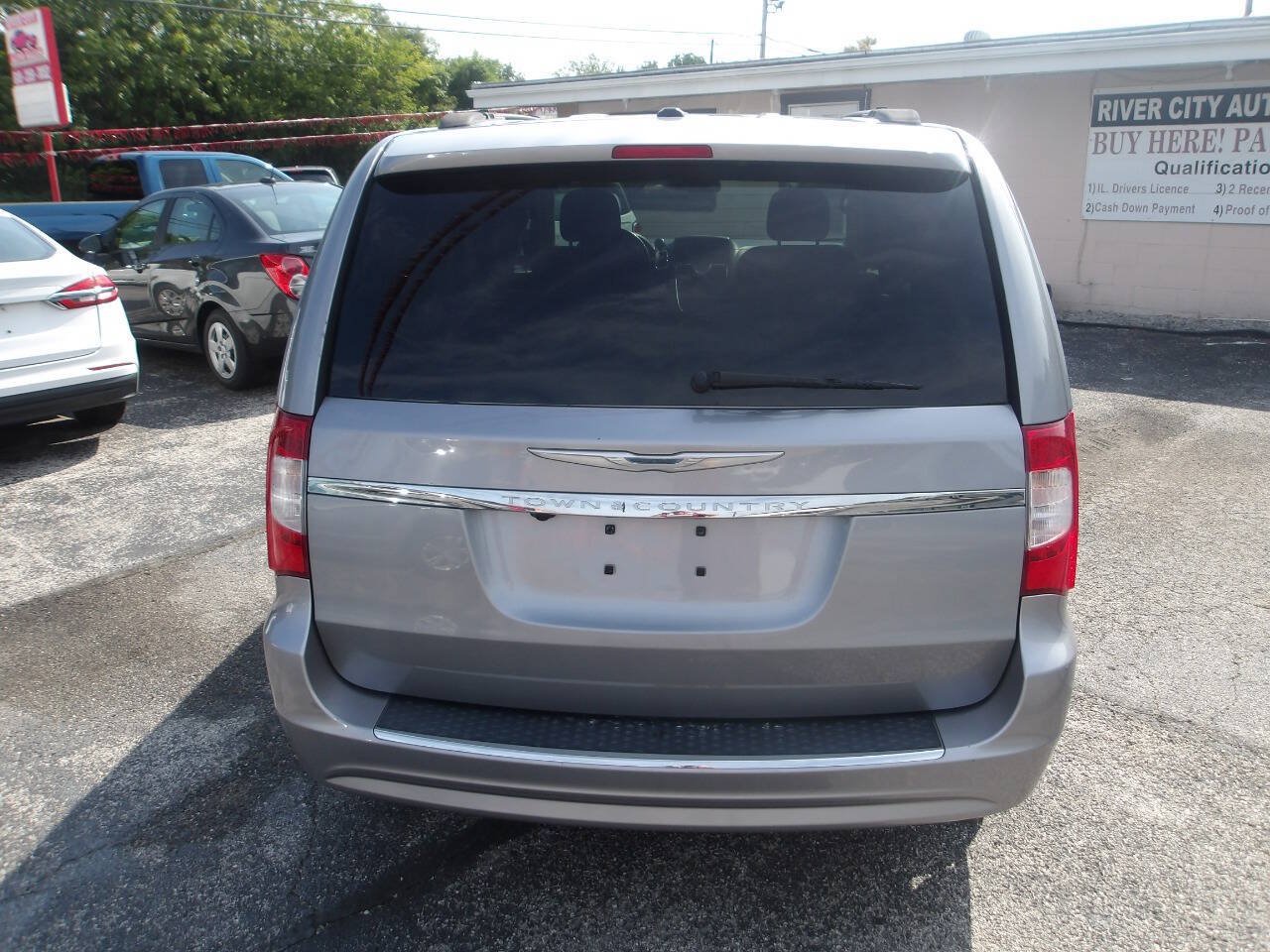 Used 2014 Chrysler Town & Country Touring FWD image 5