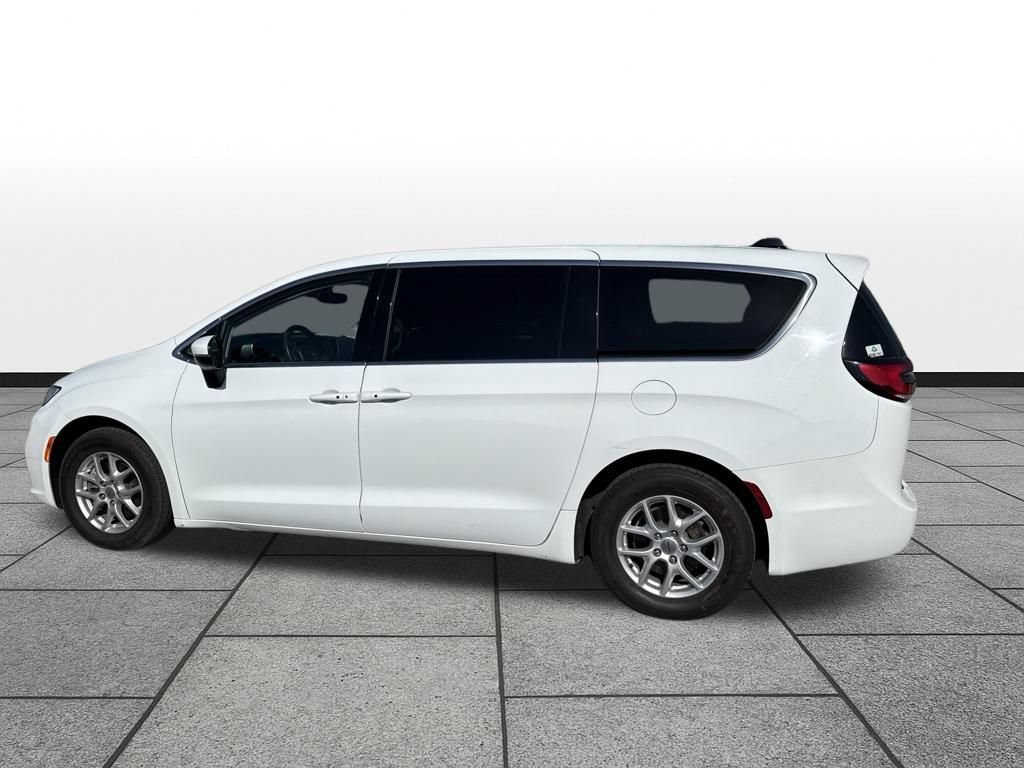 Used 2023 Chrysler Pacifica Touring-L FWD image 8
