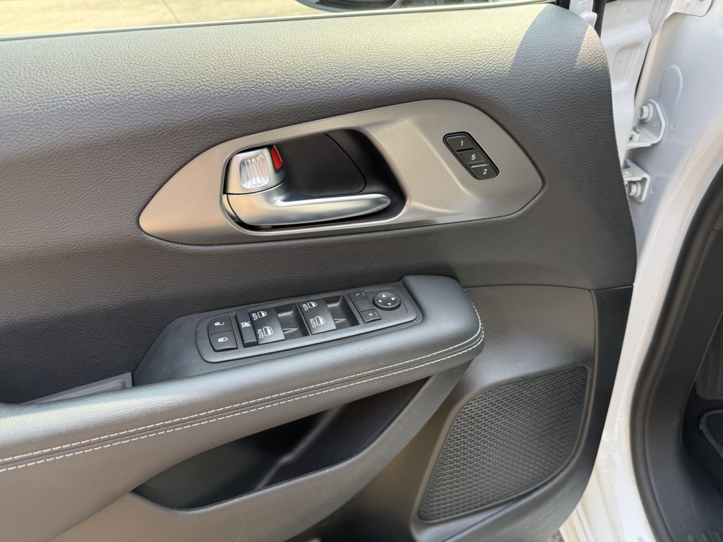 Used 2026 Chrysler Pacifica Select FWD image 19