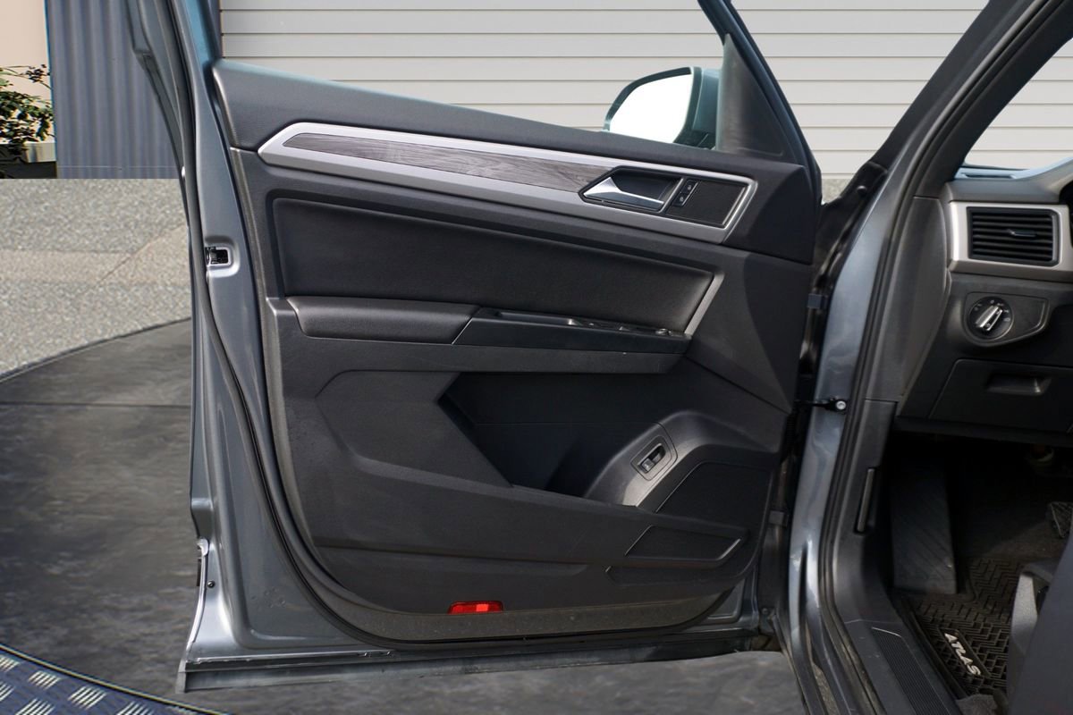 Used 2020 Volkswagen Atlas Cross Sport SE w/ Towing Package image 16