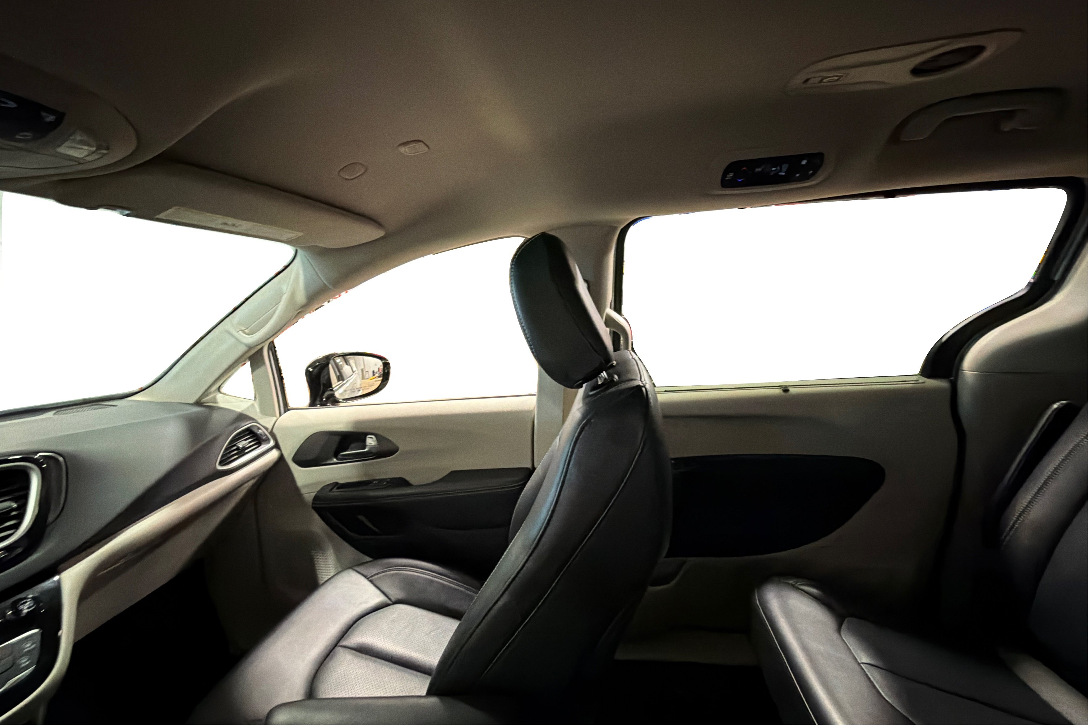 Used 2024 Chrysler Pacifica Touring-L FWD image 40