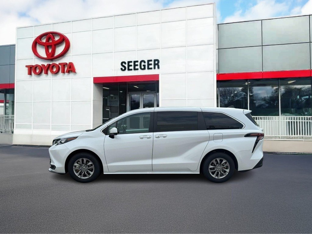 Used 2025 Toyota Sienna XLE FWD image 11
