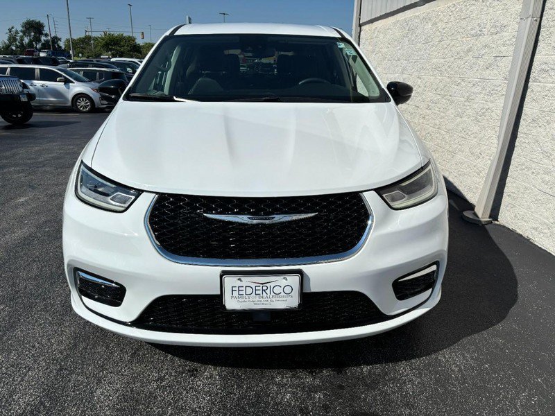 Used 2024 Chrysler Pacifica Touring-L FWD image 11