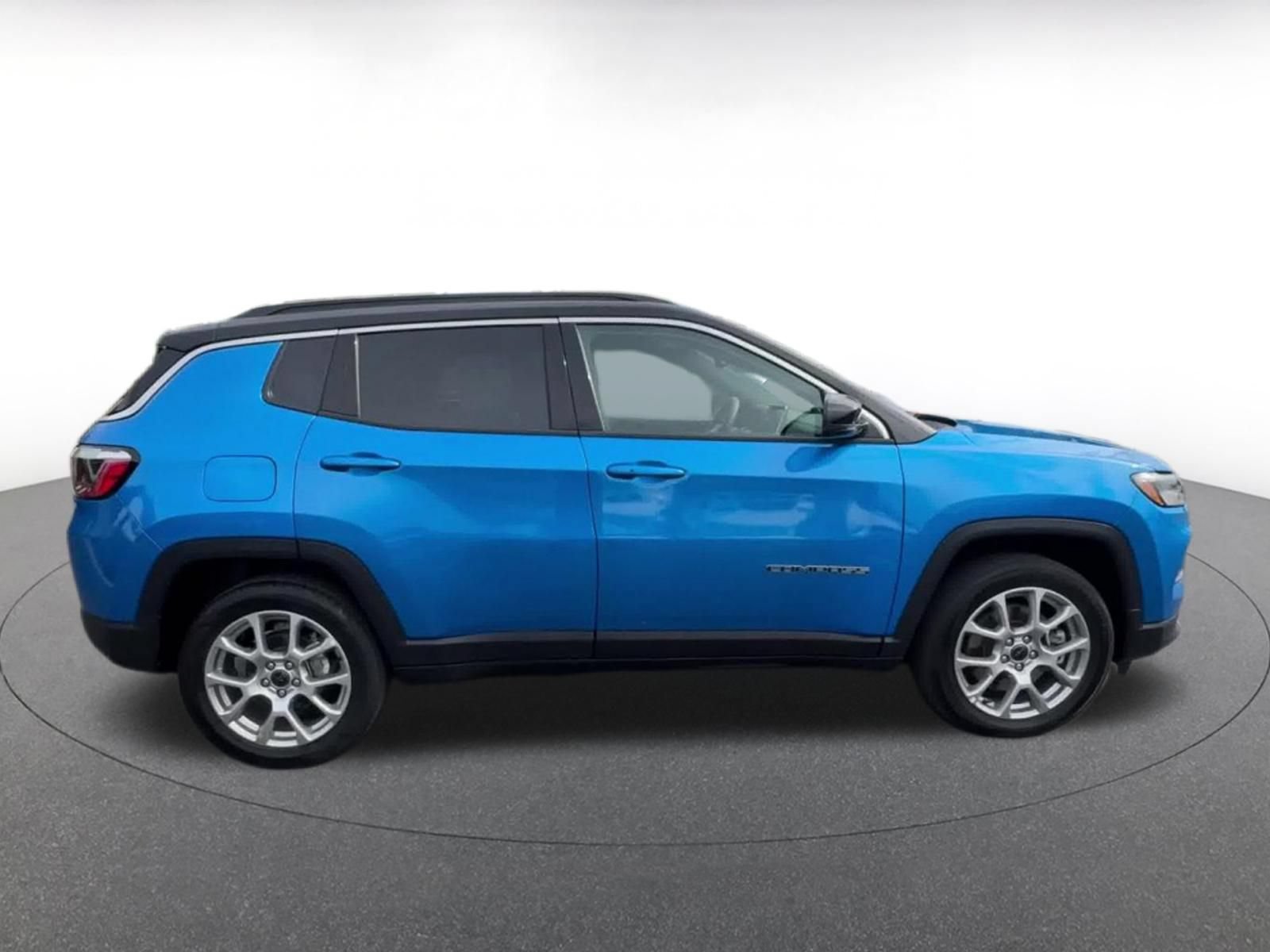 Used 2025 Jeep Compass Limited AWD/4WD image 16
