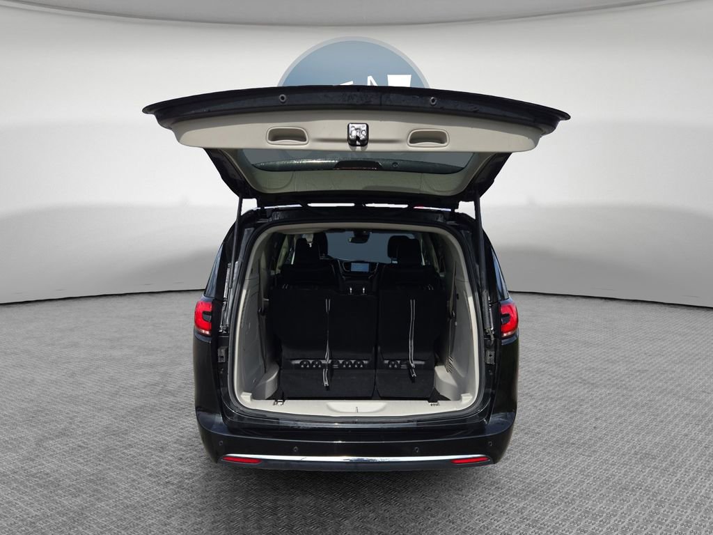 Used 2023 Chrysler Pacifica Touring-L image 25