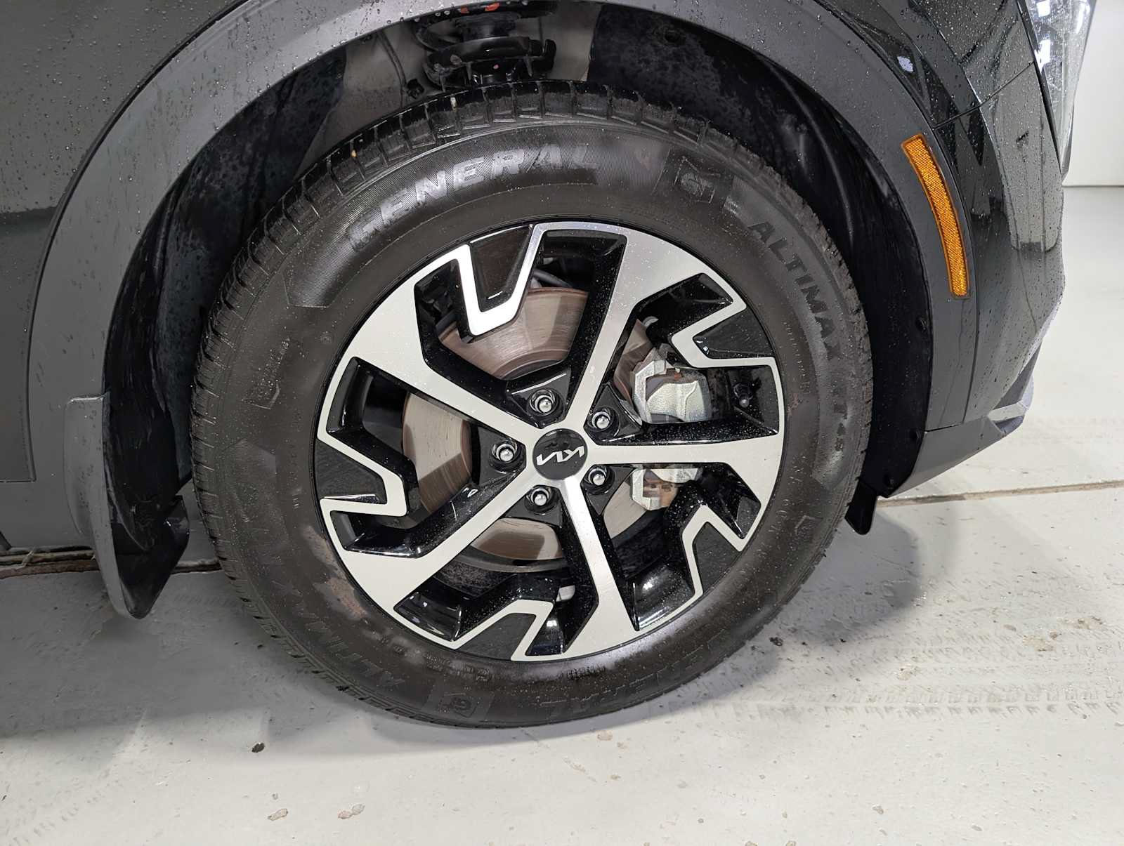 Used 2023 Kia Sportage EX FWD image 3