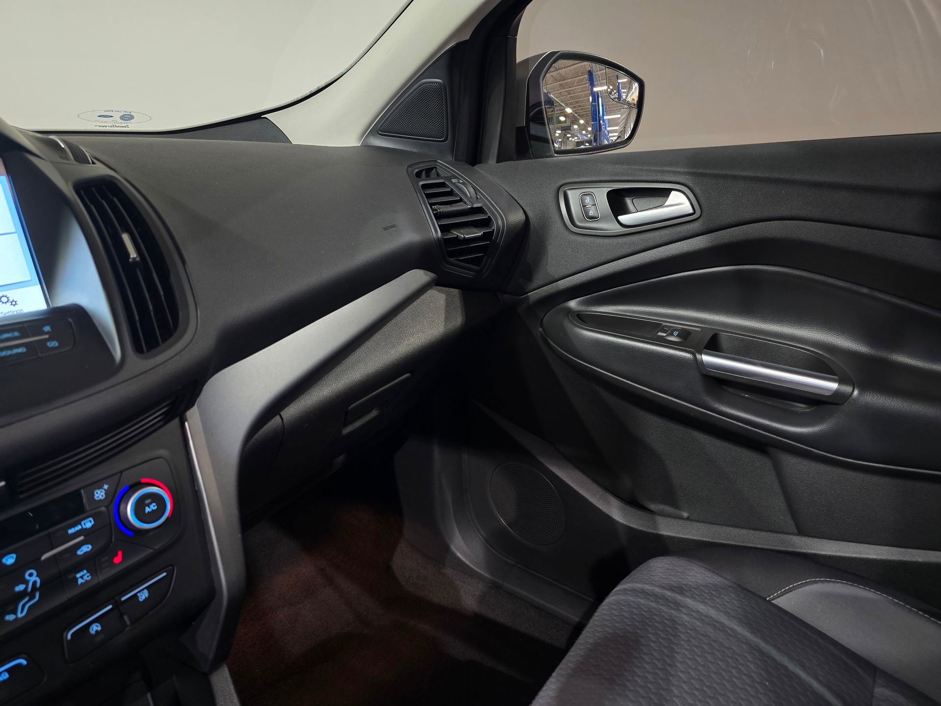 Used 2019 Ford Escape SE image 32