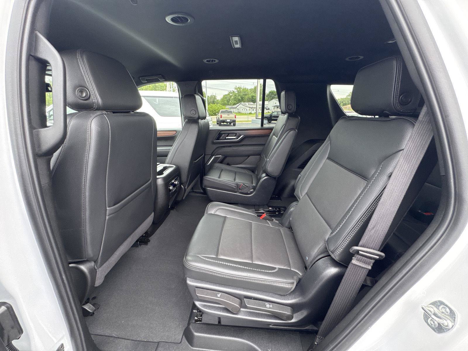 Used 2025 GMC Yukon Denali AWD/4WD image 9