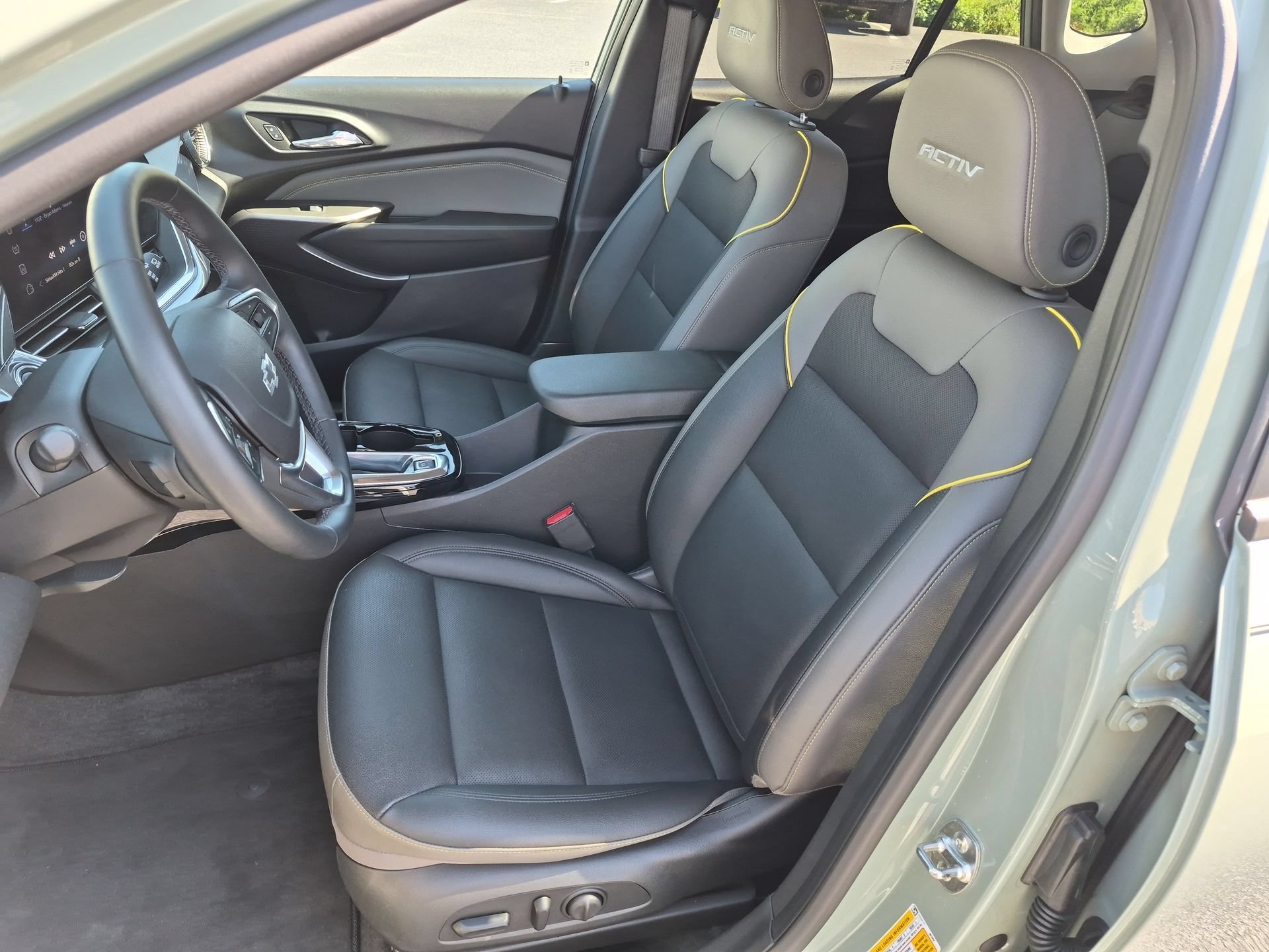 Used 2025 Chevrolet Trax ACTIV w/ Sunroof Package FWD image 19