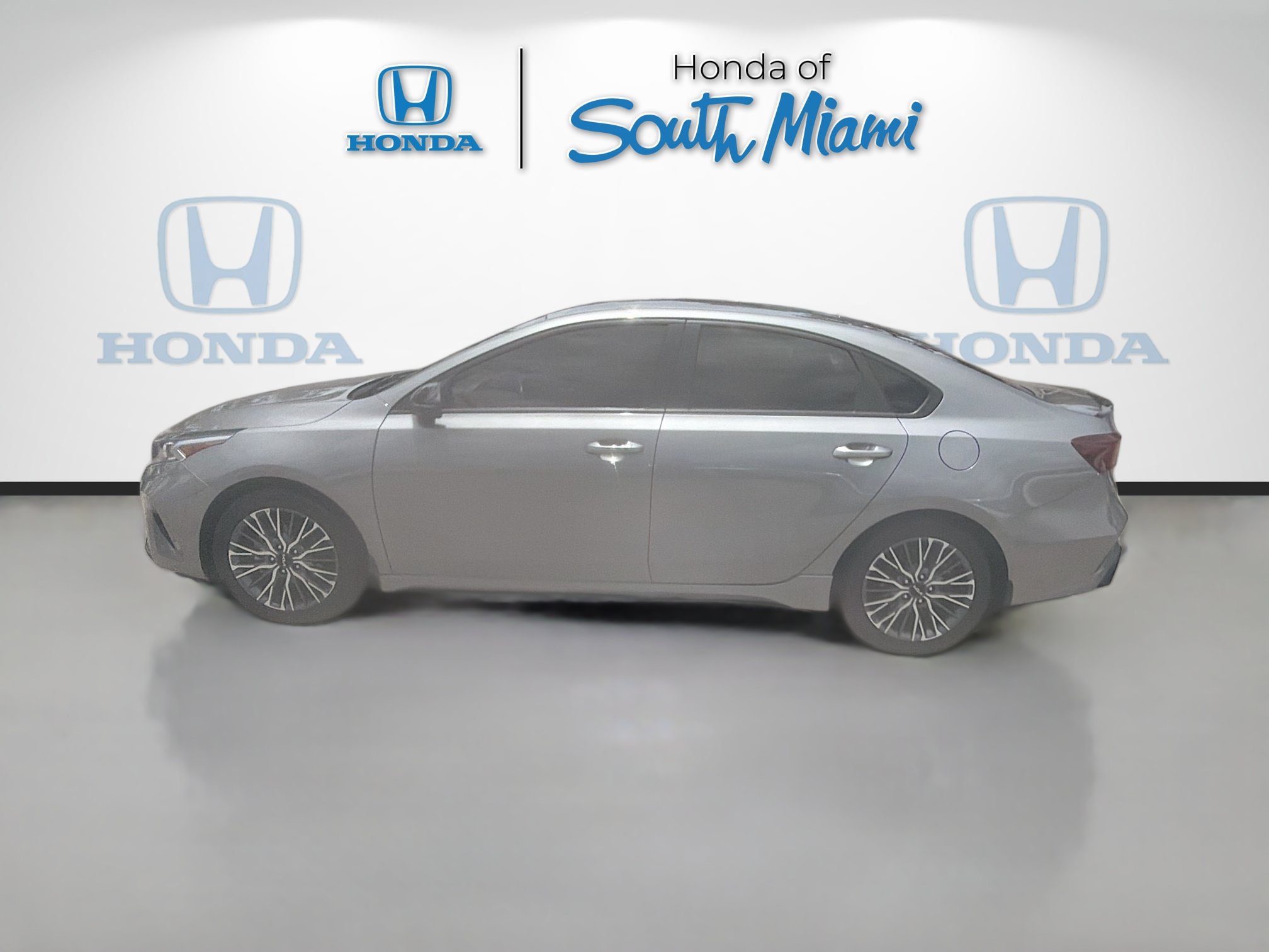 Used 2023 Kia Forte GT-Line w/ GT-Line Technology Package FWD image 4