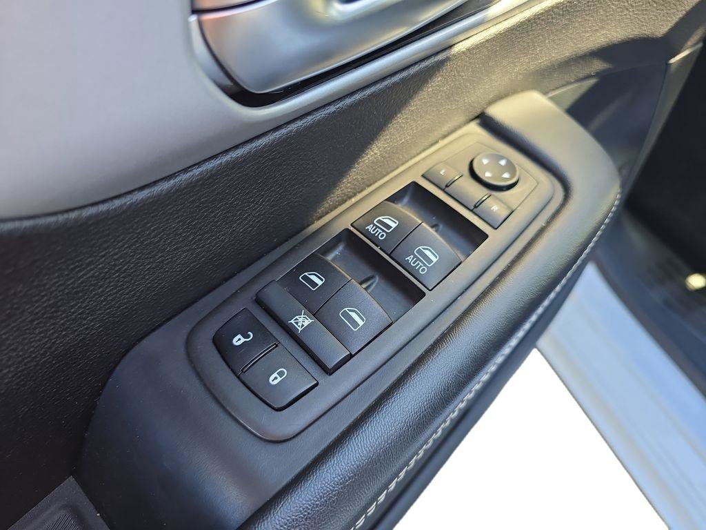 Used 2024 Chrysler Pacifica Limited FWD image 12