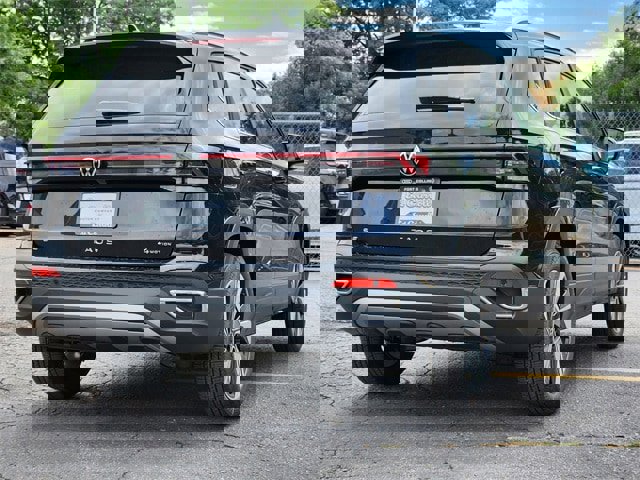 New 2025 Volkswagen Taos SE image 8