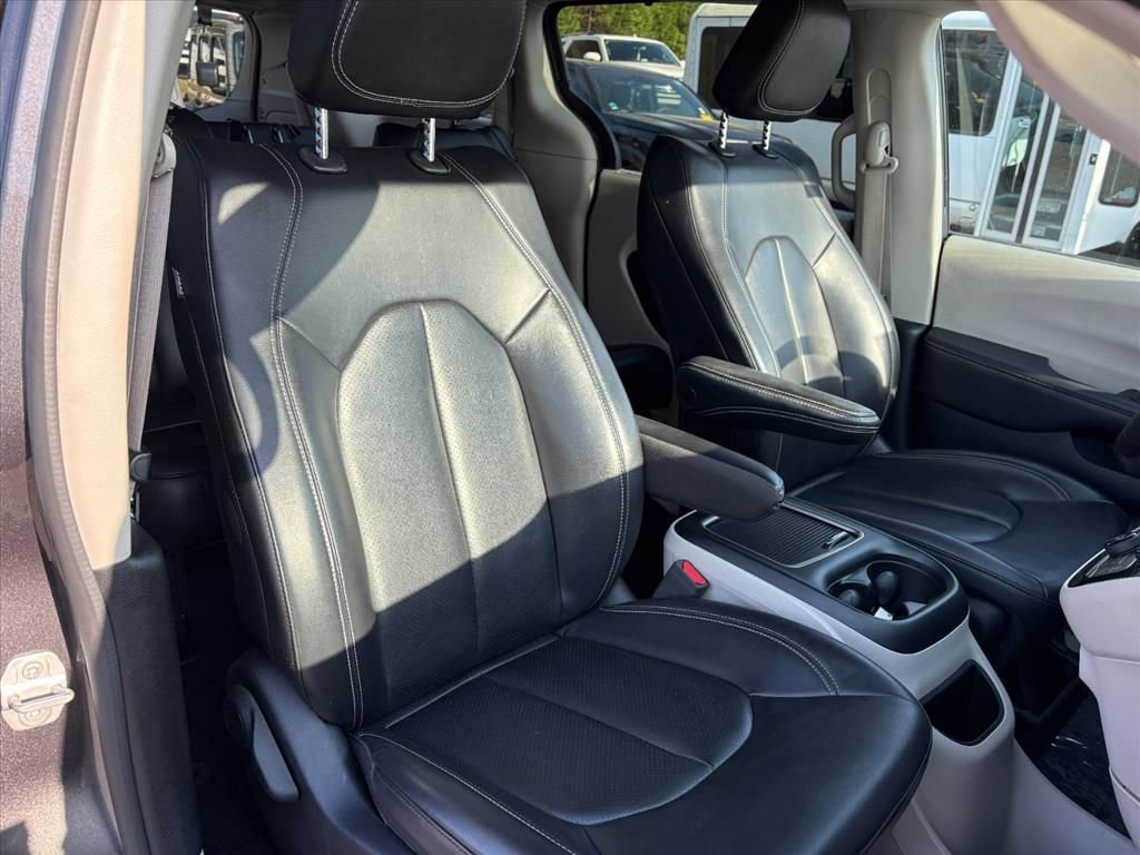 Used 2023 Chrysler Pacifica Touring-L image 16