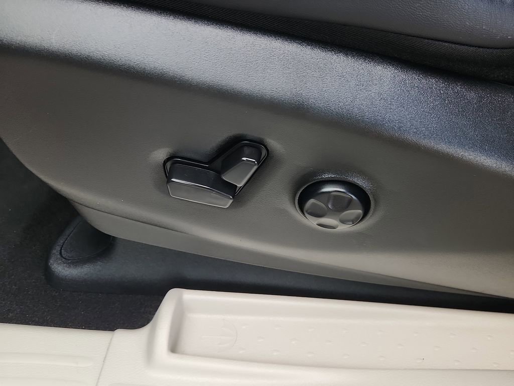 Used 2024 Chrysler Pacifica Touring-L FWD image 8