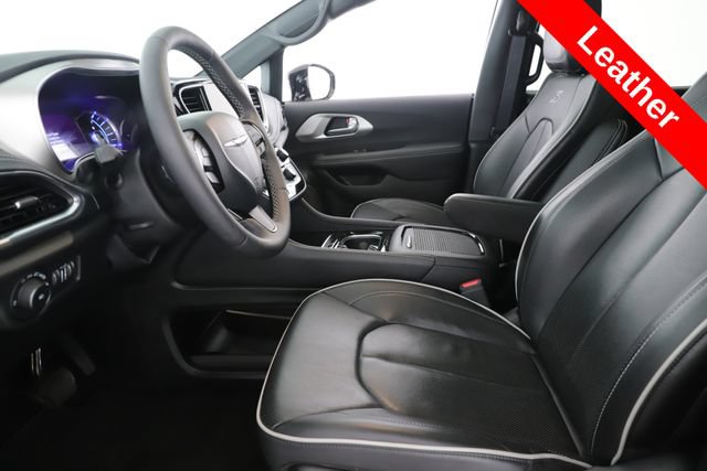 Used 2024 Chrysler Pacifica Premium FWD image 16