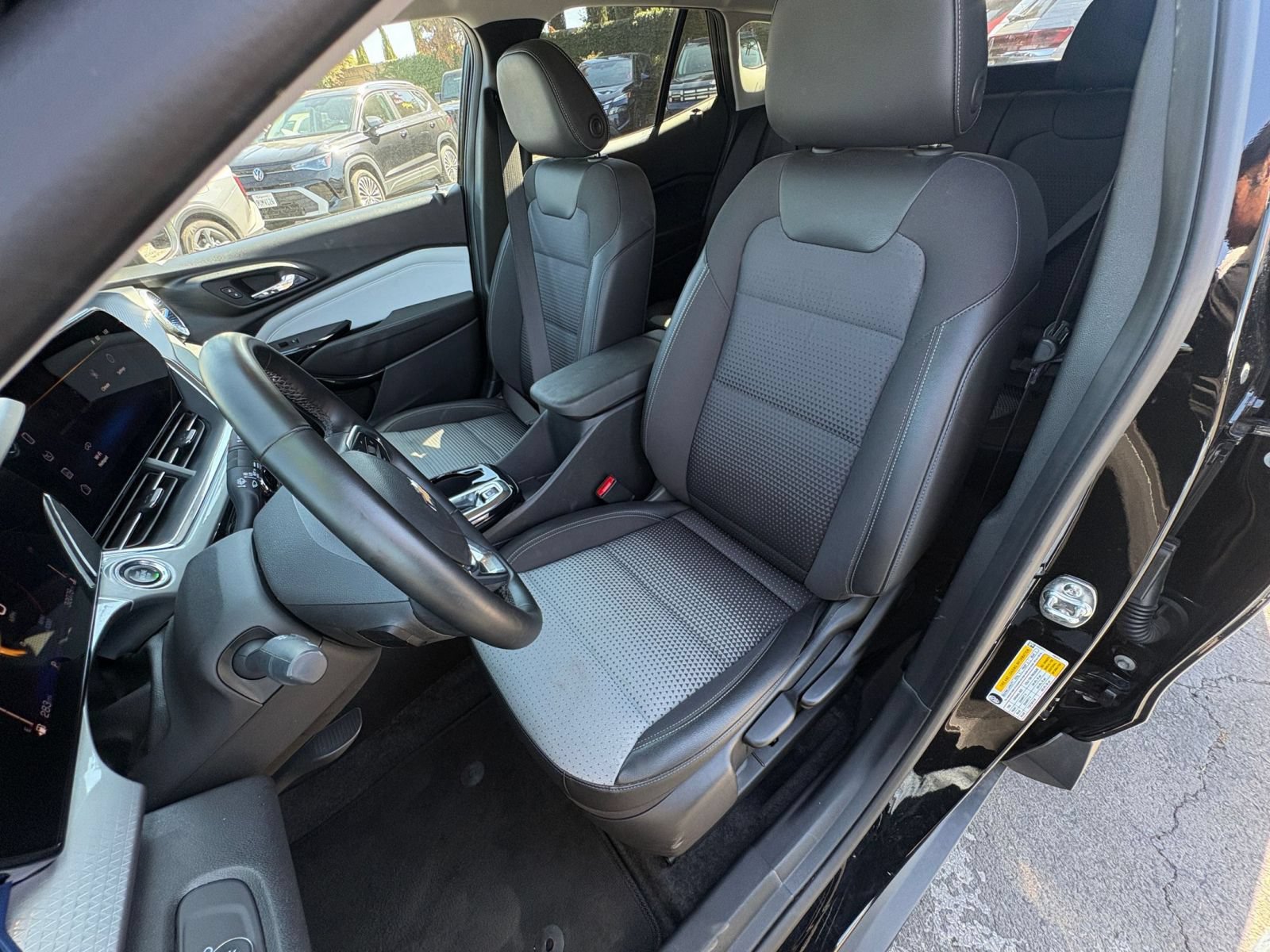 Used 2025 Chevrolet Trax LT w/ LT Convenience Package FWD image 34