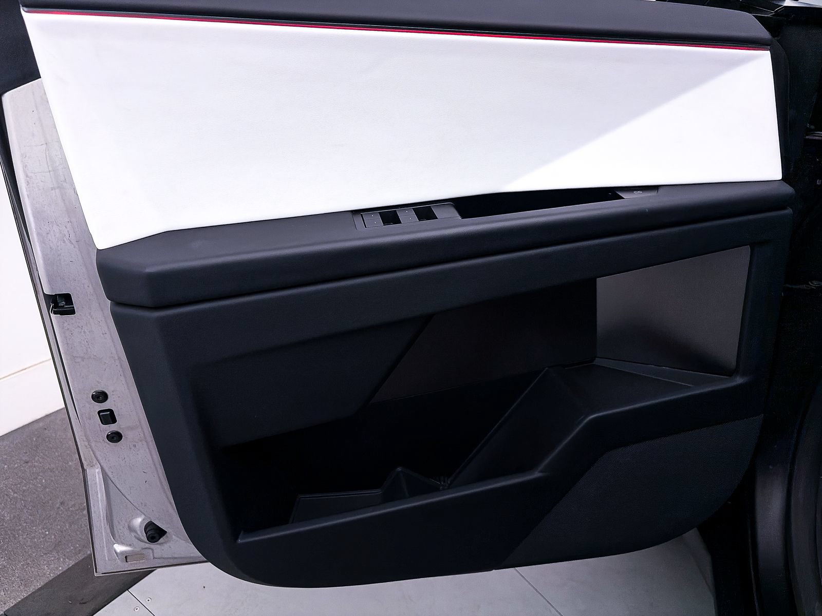 Used 2024 Tesla Cybertruck AWD Crew Cab image 17