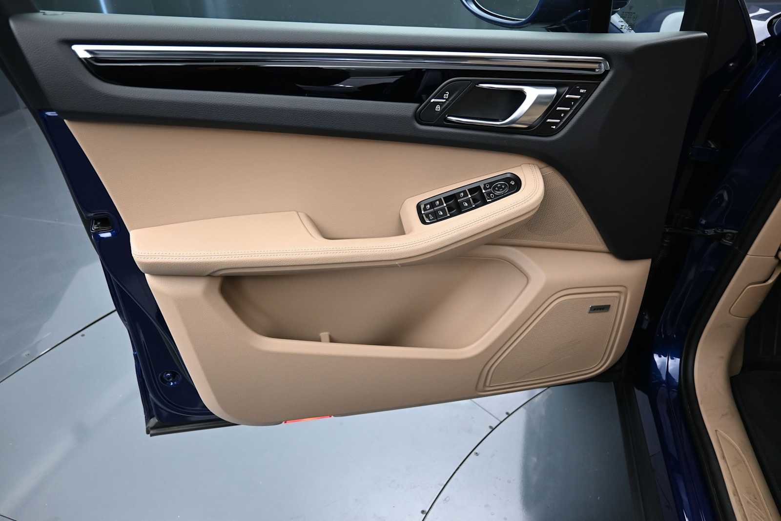 Certified 2026 Porsche Macan AWD/4WD image 7