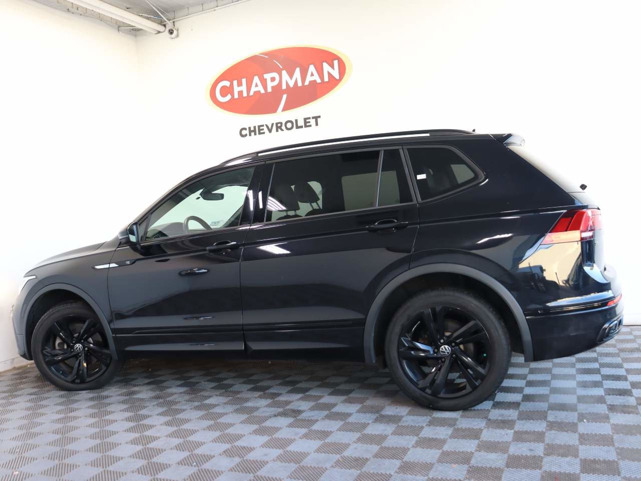 Used 2023 Volkswagen Tiguan SE R-Line image 3