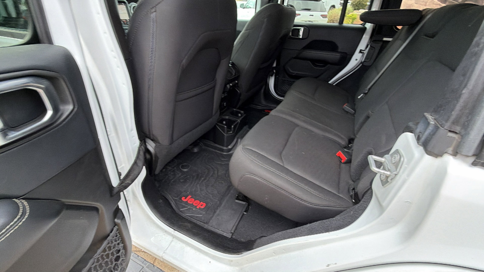 Used 2018 Jeep Wrangler Unlimited Sahara AWD/4WD image 22