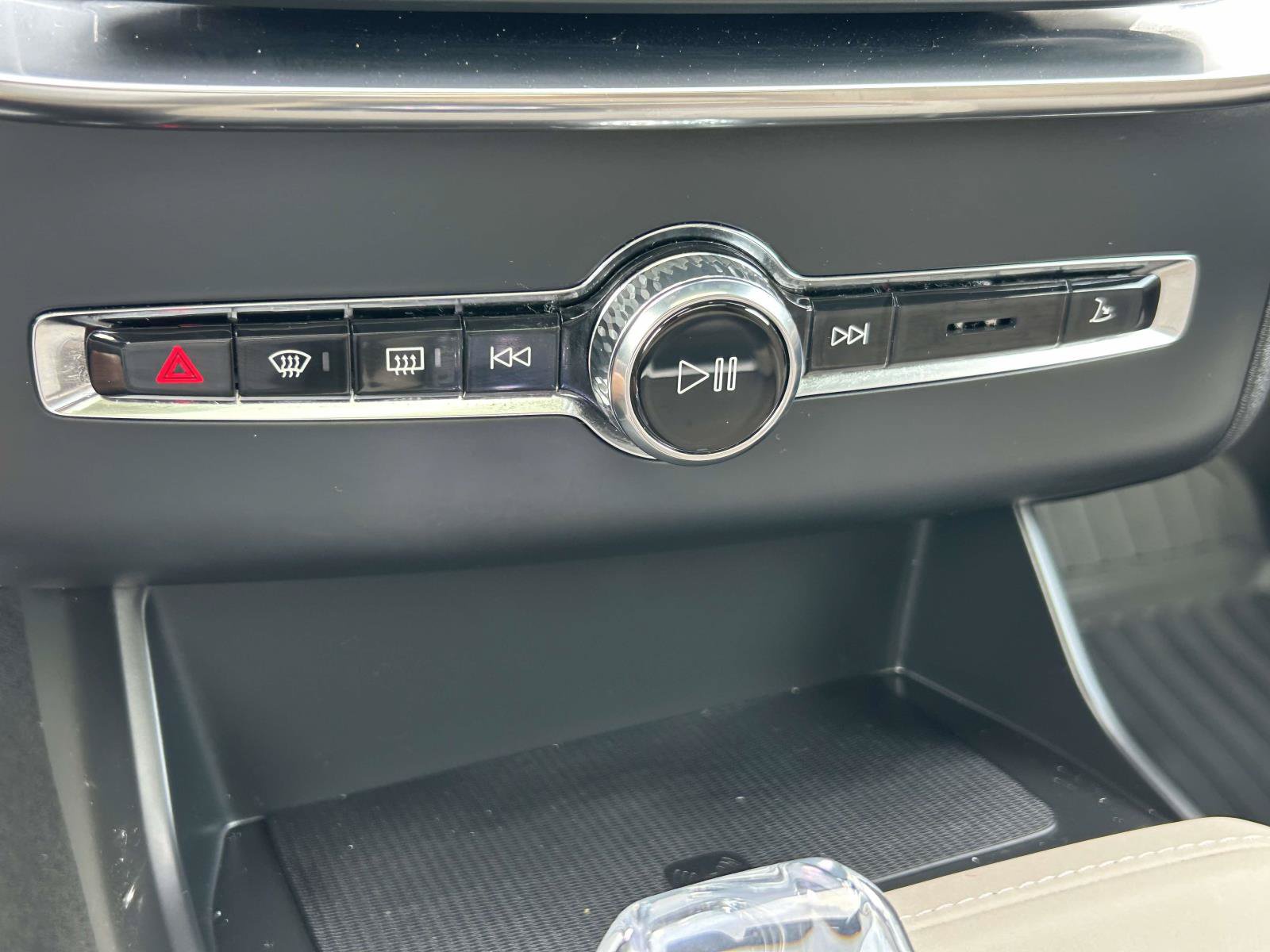 Certified 2025 Volvo XC90 B6 Core w/ Climate Package AWD/4WD image 24
