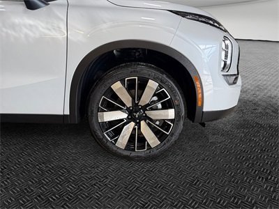 New 2025 Mitsubishi Outlander SE image 11