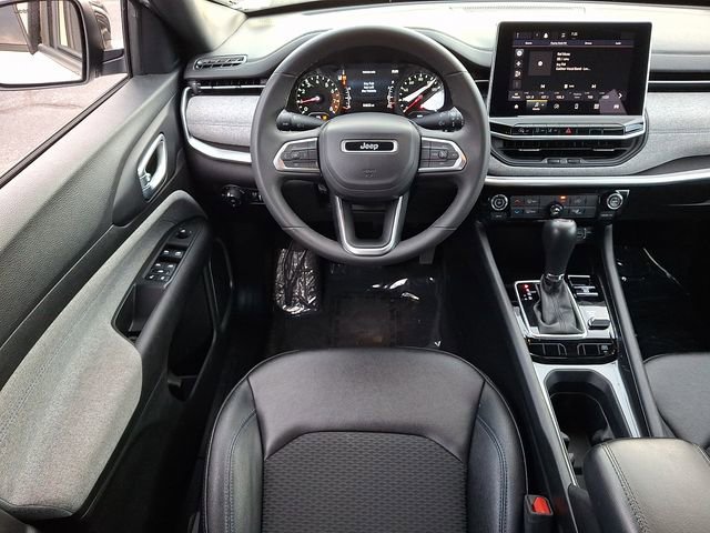 Used 2024 Jeep Compass Latitude image 11