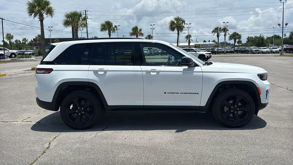 Used 2023 Jeep Grand Cherokee Altitude AWD/4WD image 7