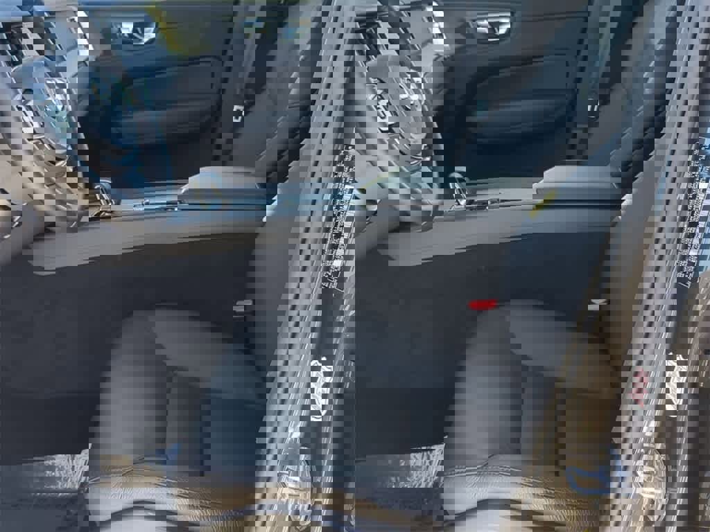 Used 2025 Volvo XC60 B5 Plus image 15