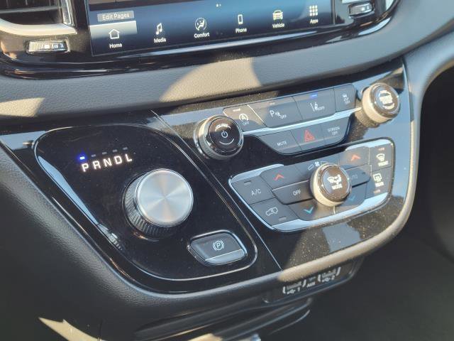Used 2025 Chrysler Pacifica Select image 18