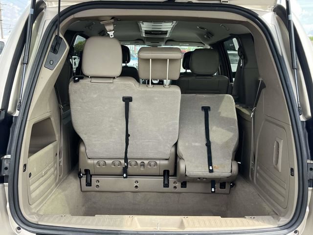 Used 2014 Chrysler Town & Country Touring FWD image 21