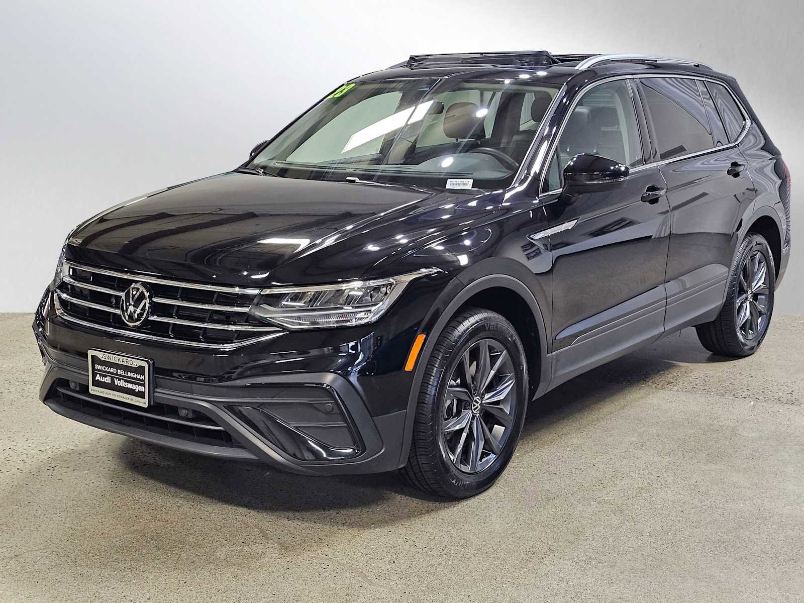 Used 2023 Volkswagen Tiguan SE w/ Panoramic Sunroof Package image 7