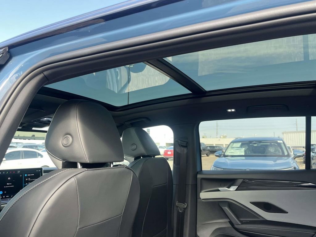 New 2026 Volkswagen Tiguan SE R-Line AWD/4WD image 11