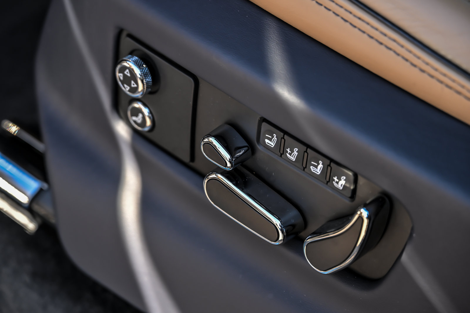 Certified 2023 Bentley Bentayga Extended Wheelbase AWD/4WD image 38